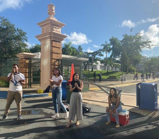 Estudiantes cierran acceso al portón principal de la UPR de Río Piedras