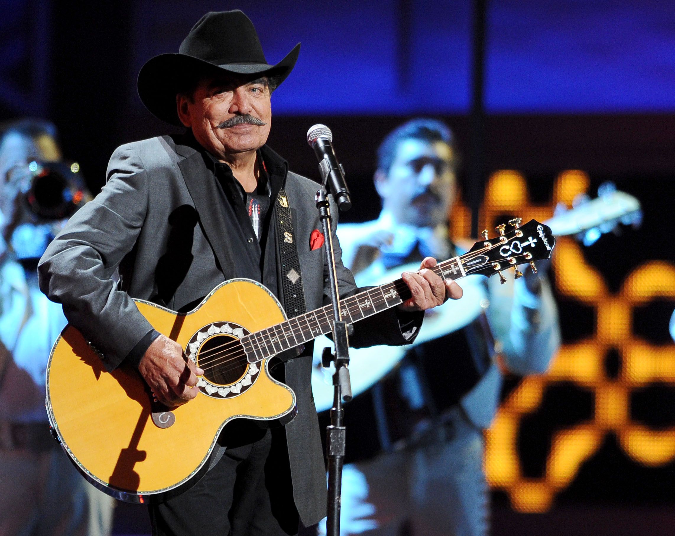 ELIGEN A JOAN SEBASTIAN PARA LANZAR GUITARRA ACUSTICA CON SU FIRMA -  LaChicuela.com