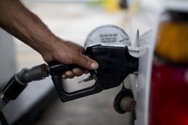 el precio de la gasolina regular esta por debajo del dolar por primera vez en cuatro meses
