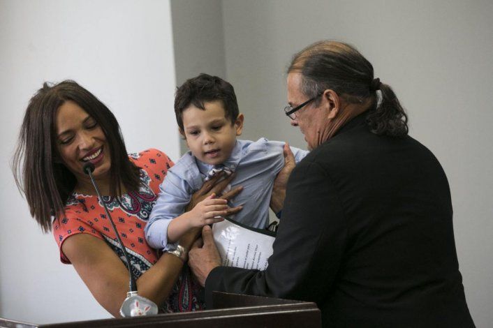 Reconocimiento a ninos con autismo por parte de la Camara de Representantes en el mes del autismo. En la foto el nino Eduardo Santiago junto a sus padres. 