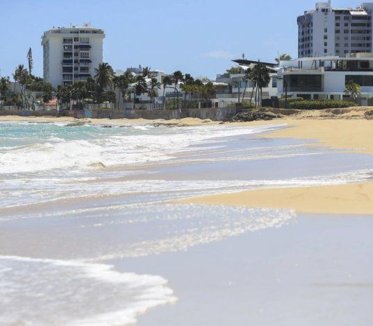 Sopesan los riesgos de una flexibilización en el acceso a las playas en Puerto Rico