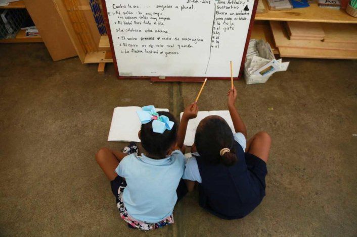 Gobernador firma ley que crea la Secretaría Auxiliar de Educación Montessori