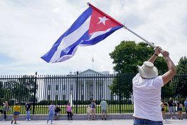 Manifestantes exigen a Biden en la Casa Blanca mano dura contra el régimen de Cuba. AP