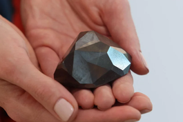 sothebys subastara un diamante negro record: tiene 555 quilates y su precio podria alcanzar casi 7 millones de dolares