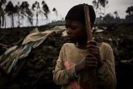 FOTO DE ARCHIVO. Una niña congoleña, Jolie, de 11 años, se prepara para evacuar ante los recurrentes sismos réplicas, después de que las casas quedaran cubiertas por la lava depositada por la erupción del monte Nyiragongo, cerca de Goma, en la Repúblic