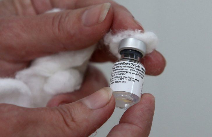 Salud recibe sobre 41,000 dosis de la vacuna de Pfizer que se supone llegaran la semana pasada