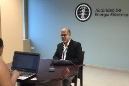 El director interino de la Autoridad de Energía Eléctrica (AEE), Justo González, responde a preguntas de la prensa.