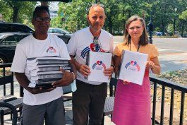En la fotografía el activista Carlos Lazo junto a la funcionaria del gobierno de Biden, Emily Mendrala. (Facebook)