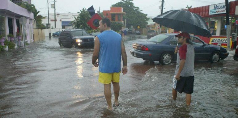 Varias zonas de Condado y Santurce se inundan ante fuertes lluvias