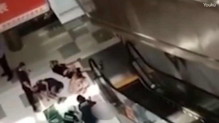 VIDEO: Niño muere en escalera mecánica