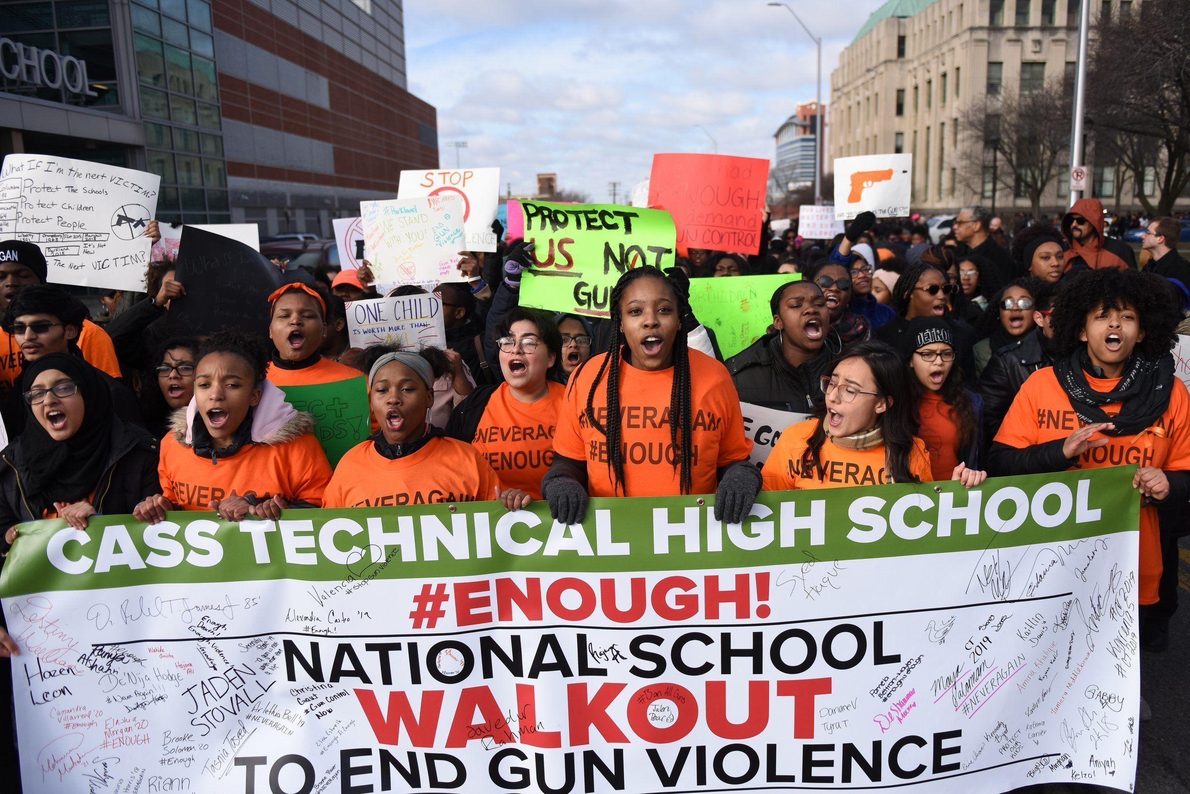 Miles de jóvenes en EEUU protestan contra violencia de armas
