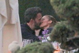 Jennifer López y Ben Affleck besándose apasionadamente.