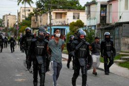 Policías reprimiendo en Cuba