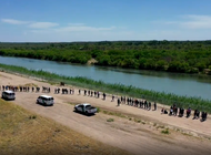 captado en camara como un grupo de cubanos entra por la frontera de mexico con estados unidos
