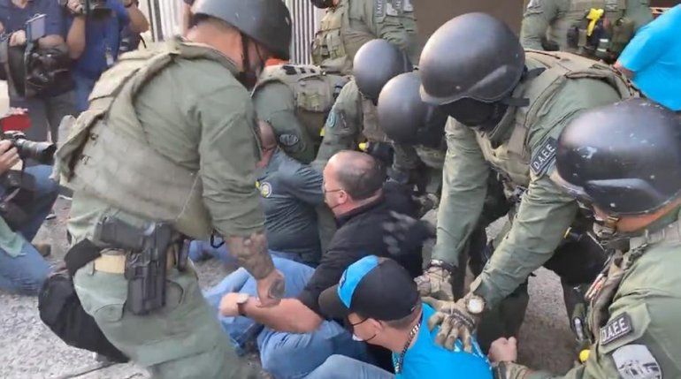 Presentan cargos por obstrucción contra manifestantes arrestados en Minillas