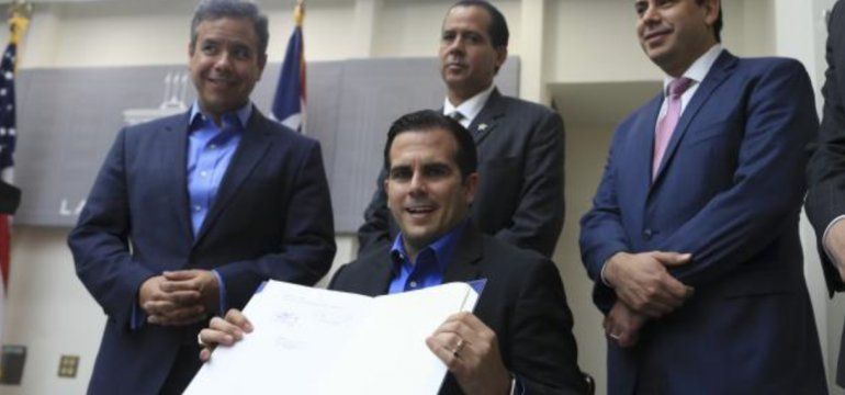 El gobernador Ricardo Rosselló firmó ayer la medida que crea la Ley del Nuevo Gobierno de Puerto Rico