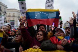 Archivo: Los venezolanos que viven en España tienen carteles que dicen “¡Democracia ahora!” y banderas venezolanas durante una manifestación en apoyo de la oposición venezolana en Madrid el 25 de enero de 2020. (Foto de JAVIER SORIANO / AFP