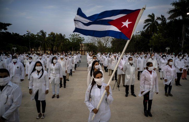 Médicos cubanos son enviados a decenas de países en el mundo. 