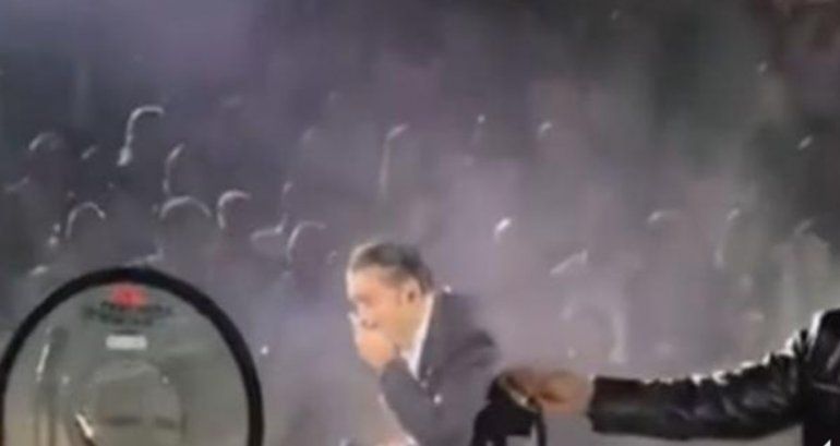 Alejandro Fernández vomita en pleno escenario