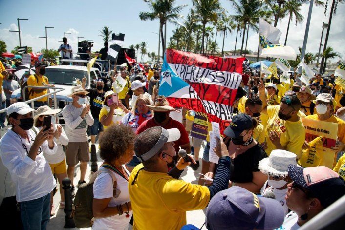 Ciudadanos llegan hasta La Fortaleza en protesta contra LUMA Energy