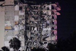 Dramático momento en que un edificio de apartamentos se desplomó en Miami-Dade. Archivo. 